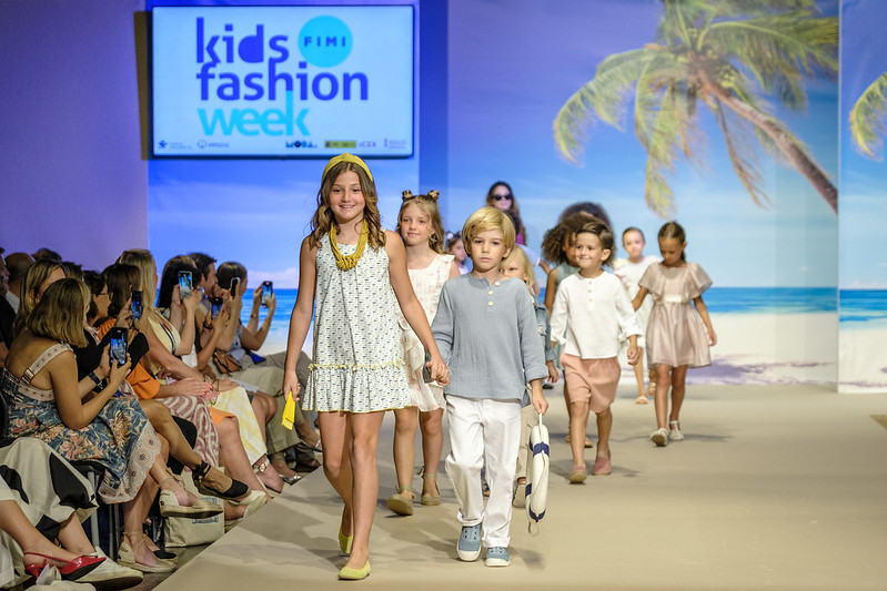 La moda infantil española deslumbra en desfile gracias al Paseo Mágico y a La Playita