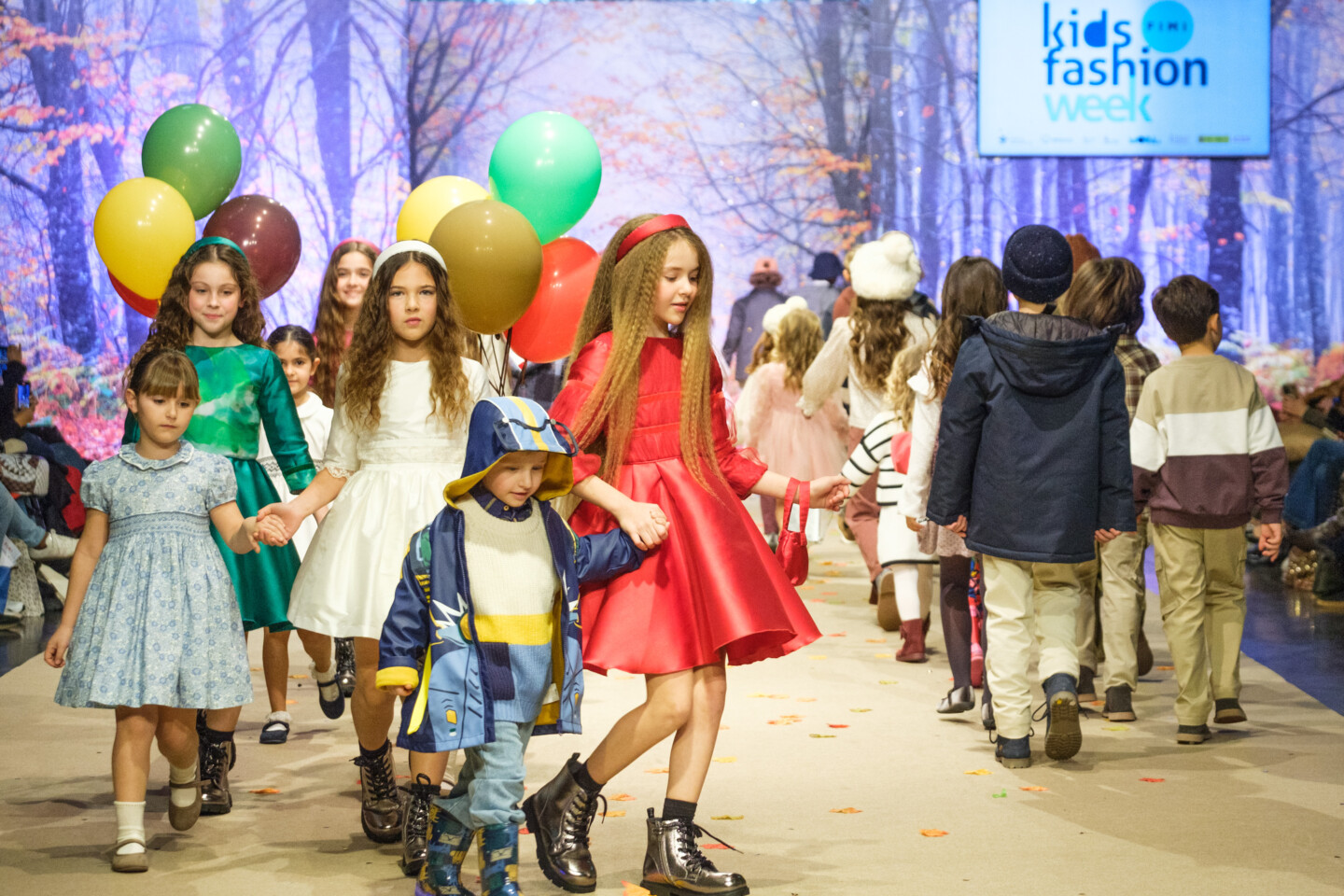 magical autumn- el desfile de moda infantil que conquistó con su ambiente otoñal